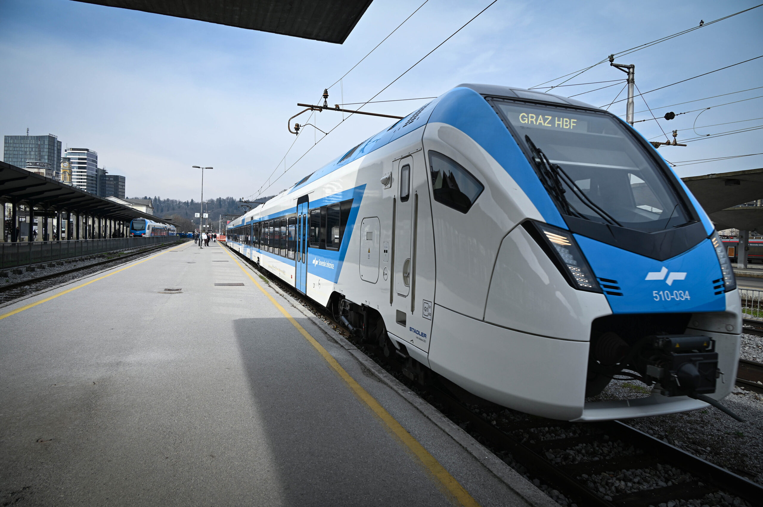 Slovenske železnice train at a railway station